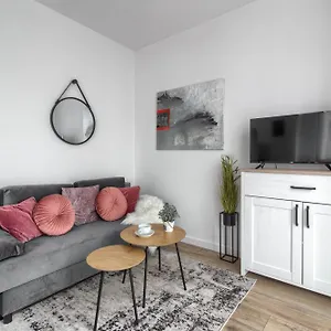 M&r Airport&business Wynalazek - Fast Wi-fi - Underground Garage - Self Check-in - Netflix - 6 Min From Chopin Airport Warszawa